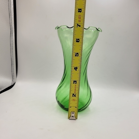 Vintage Green Glass Ruffled Edge Swirl Optic Vase - Picture 4 of 4